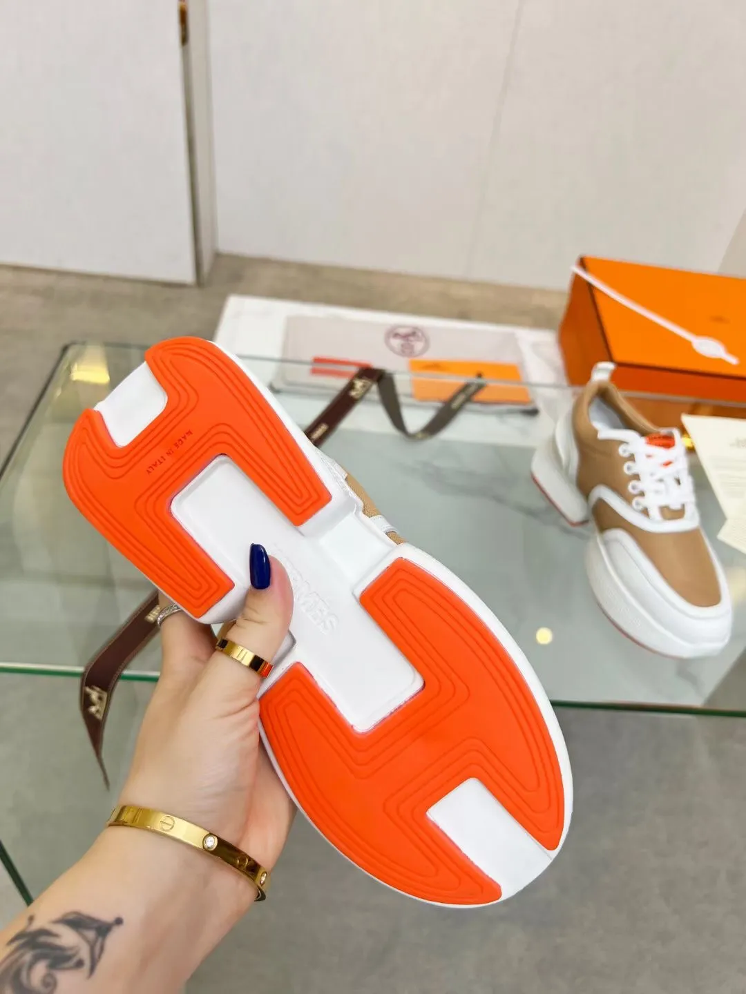 👟👟Ex-factory price 620👟👟 Men’s size +10 Hermès new slim waist for couples, first launched in North America, heightening-flowing shoes! The legs instantly look much thinner, the heels are 5CM high, and the new Hermès panda gigs bread shoes are so cute. The foot feels super comfortable and 100% made of Hermès special fabrics and Italian calfskin 1🆚1. Large 㡳 private mold sole, oversized shoe 㡳 decorated with geometric patterns to create a dynamic and fashionable style, soles Hermès orange! Female size 35-41 (35, 40, 41 can be customized and non-returnable) Male size 38-47 (38, 45, 46, 47 can be customized and non-refundable)